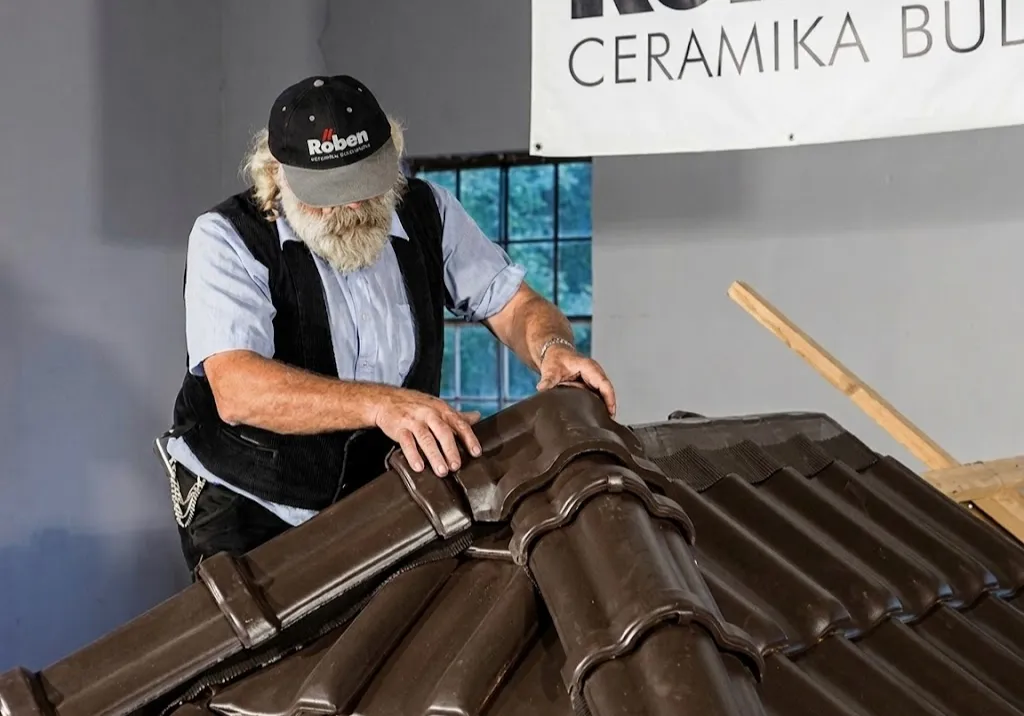 Sposób montażu trójnika uniwersalnego model 1 Roben na dachu